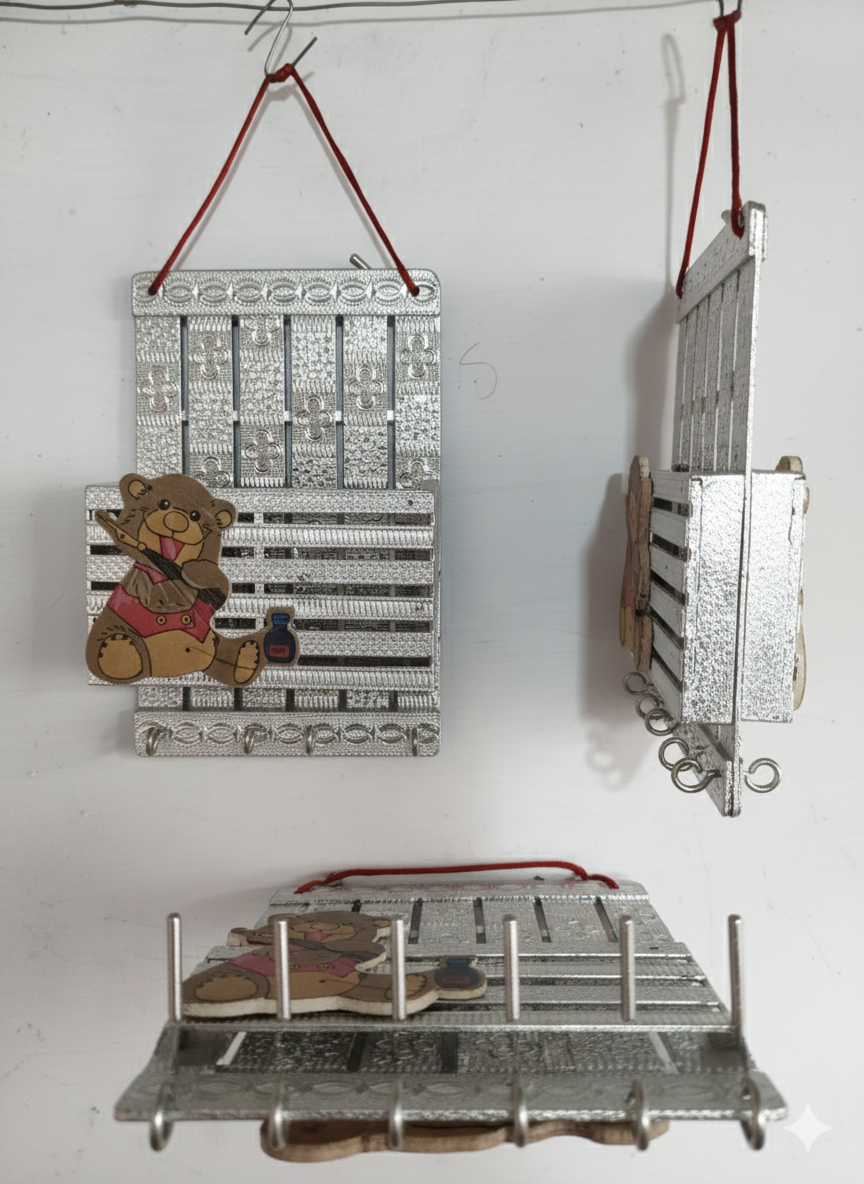 Decorative Teddy Bear Key Holder for Wall – 7 Hooks with Shelf, Stylish Metal Key Stand Organizer, Easy Wall Mount for Home Entryway & Living Room