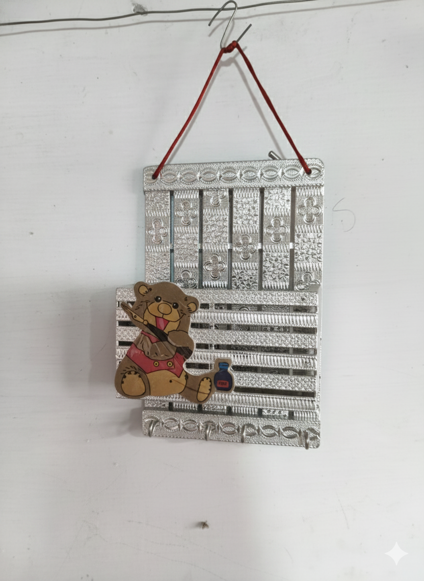 Decorative Teddy Bear Key Holder for Wall – 7 Hooks with Shelf, Stylish Metal Key Stand Organizer, Easy Wall Mount for Home Entryway & Living Room