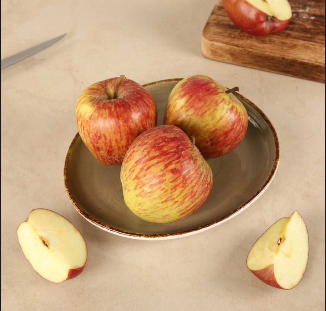 resh Royal Apples | Premium Sweet Crispy Juicy Apples | Farm Fresh Fruit ( 500 grams )
